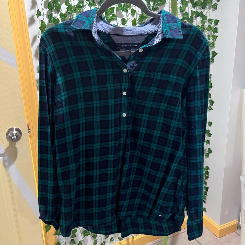 Tommy Hilfiger Women’s Quarter Button Top